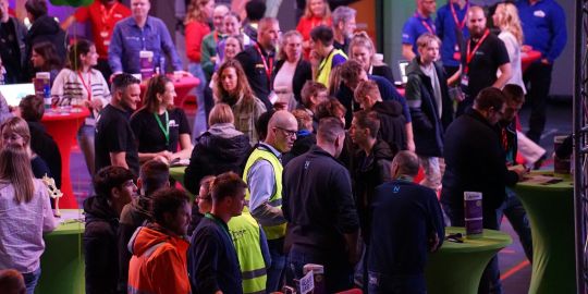 Leerlingen ontmoeten vakmensen tijdens beroepenfeest in Dokkum